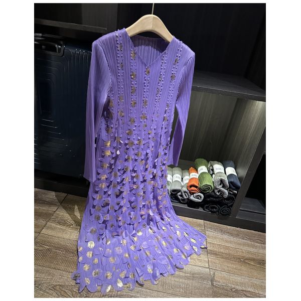 High-End Luxury Short-Sleeved Summer Dress New Gold Stamping Sequin V-Neck Gown Pleated Texture Casual Midi-Length Woven Chiffon