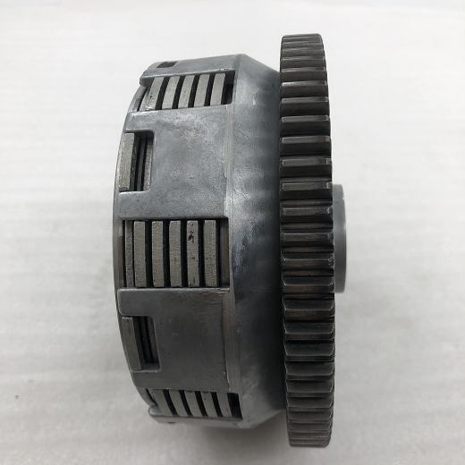 L'embrayage supérieur du moteur refroidi à l'eau garantit des performances