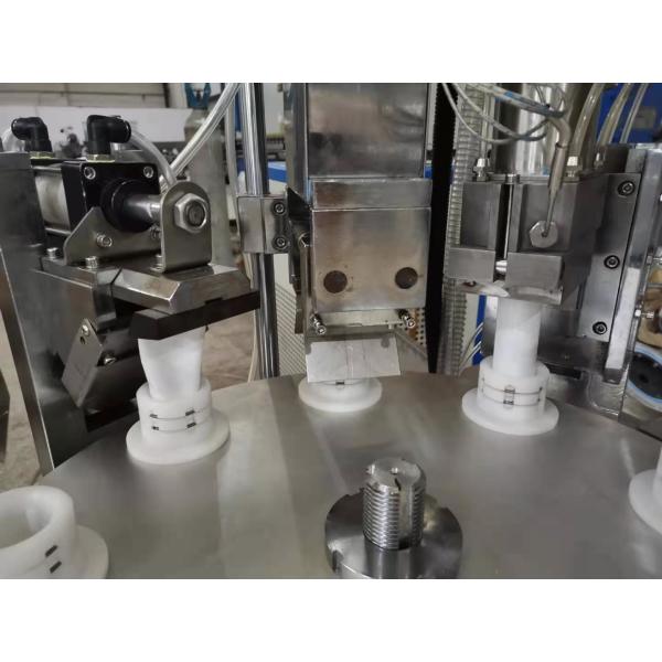 Machine automatique de remplissage de tubes de protection solaire