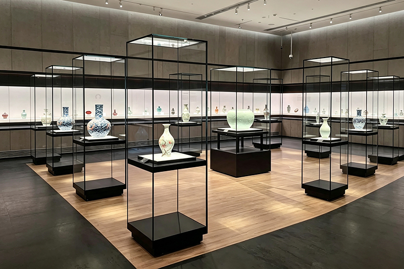 Anti-Glare Four-Sided Museum Exhibit Cabinet with Suspended Mid-Height Plinth and Solid Black Base