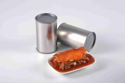 Peixes enlatados da marca própria cavala atlântica no molho de tomate sem pimenta de pimentão