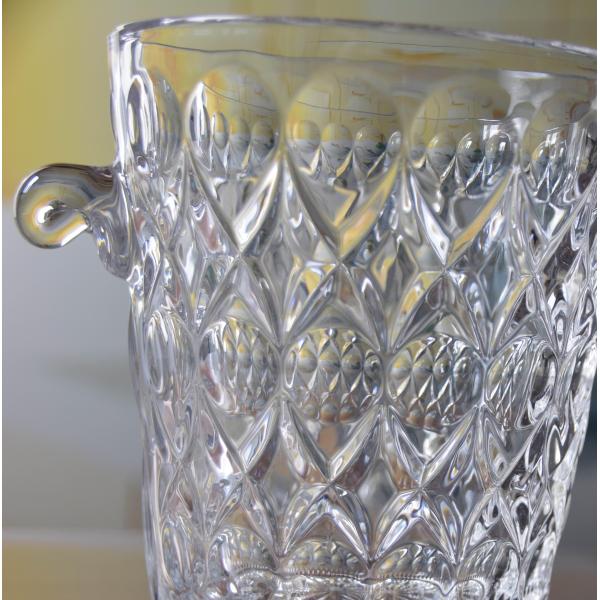 Машина сделала выбитое круглое стеклянное ведро с ручкой