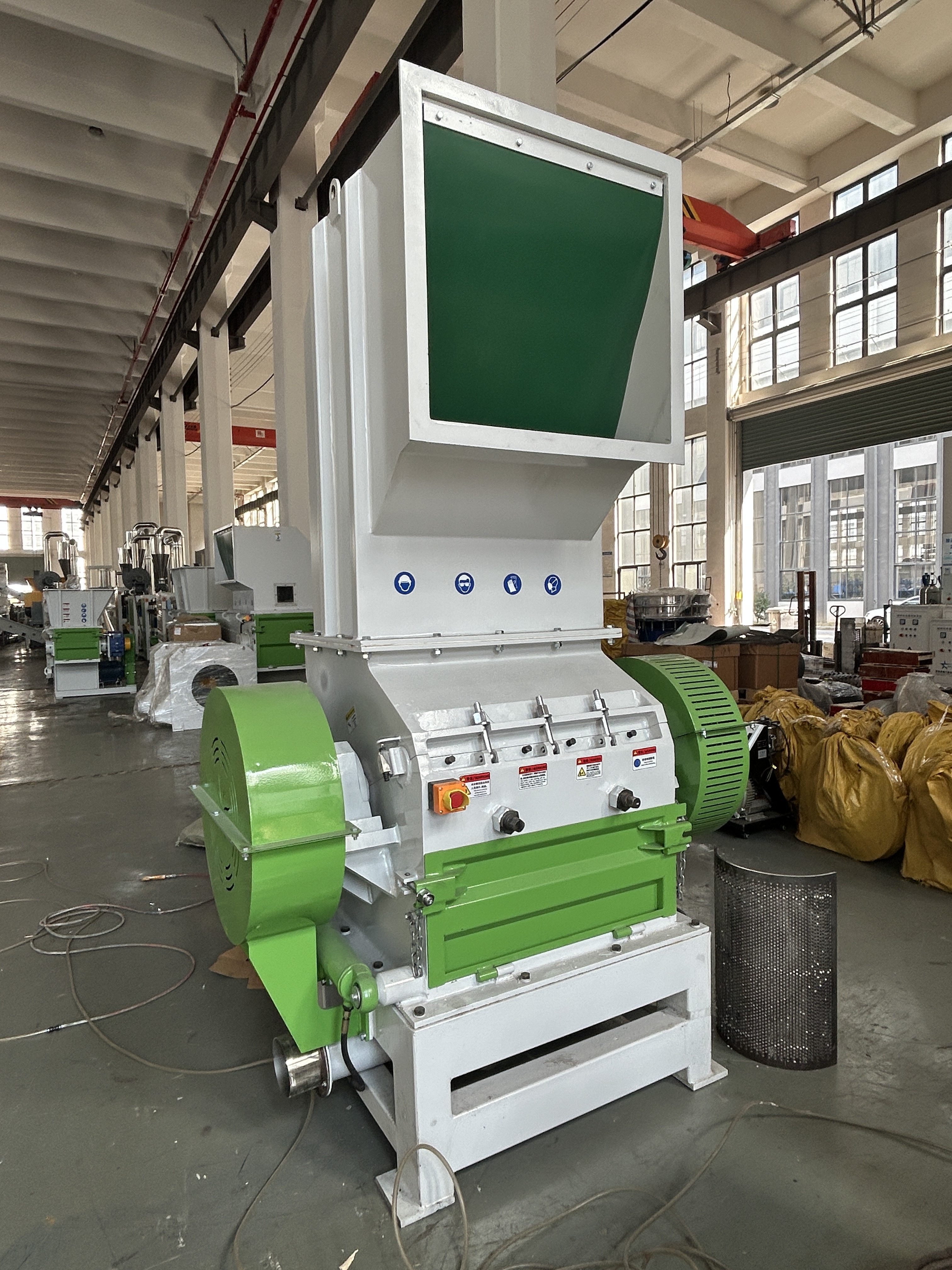 Plastic Crusher Machine for Waste Pet PP PE Plastic Bottle Film Pipe With Belt Conveyor