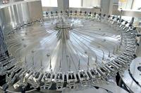 A parte alta ventilou o enchimento da soda de 8000 BPH e a máquina tampando
