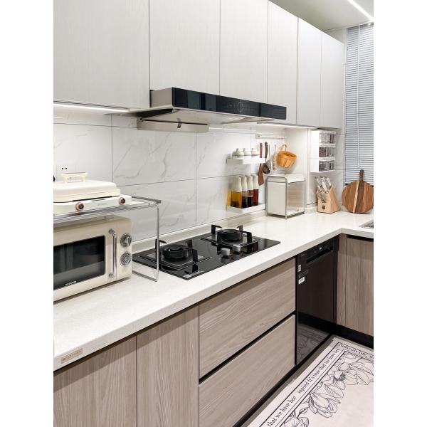 Modern High Gloss Kitchen Cabinets Featuring Elegant Stainless Steel Hardware