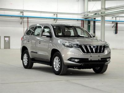 linha de montagem de SUV do veículo utilitário diesel do esporte 4x4 auto com os jogos para baixo batidos