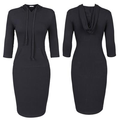 As mulheres fizeram malha a luva longa com o vestido da forma da capa