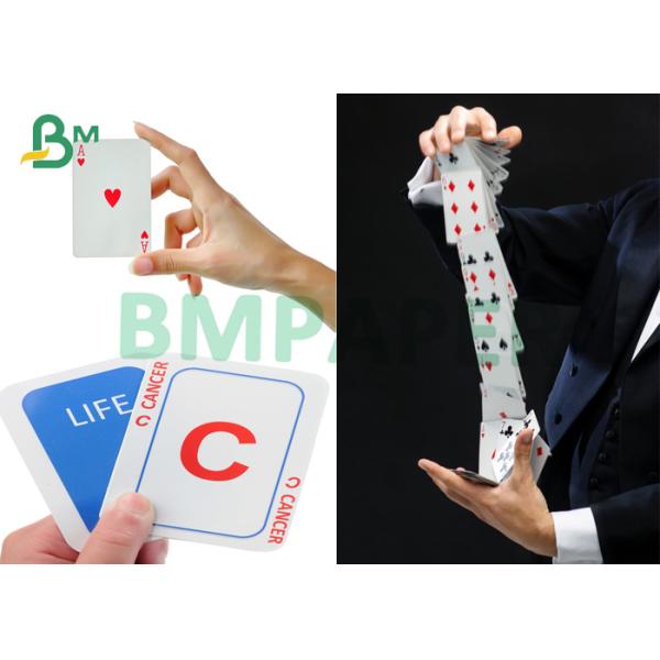 los naipes azules negros de la base del papel de la tarjeta 300gsm presentan tarjetas de juego doblan resistente