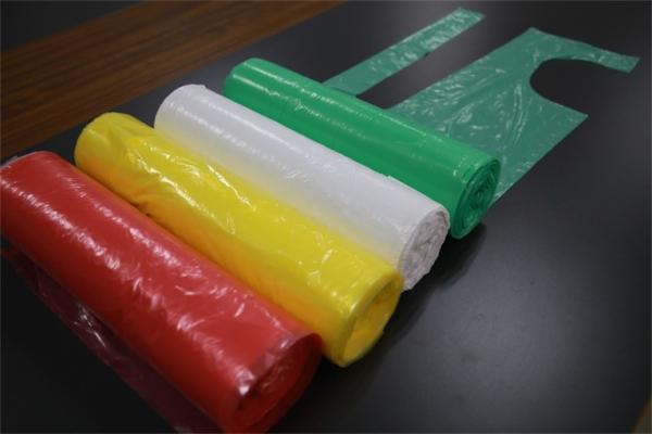 PE Material Disposable Aprons On A Roll Oil Resistant Smooth / Embossed Surface