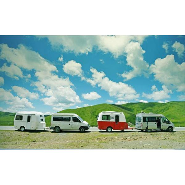 Лицензия допустила легковес семьи с трейлера туриста дороги с просторной живущей комнатой