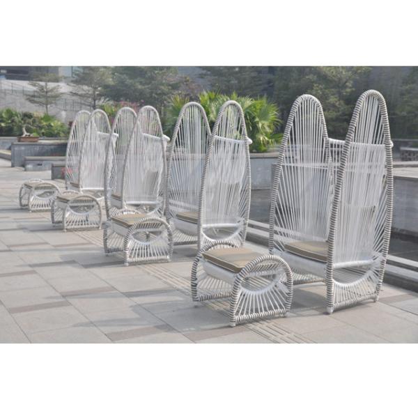 Améliorez votre patio avec un fauteuil moderne en rotin et un cadre ottoman