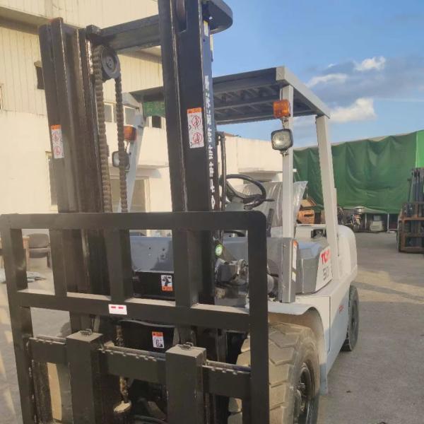 Used TCM 5 Ton Diesel Forklift in White – A Compact and Efficient Machine for Material Transport