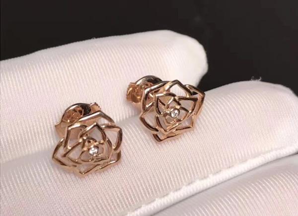 Piaget brand jewelry 18kt  Rose earrings in 18K rose gold set with 2 brilliant-cut diamonds (approx. 0.01 ct).