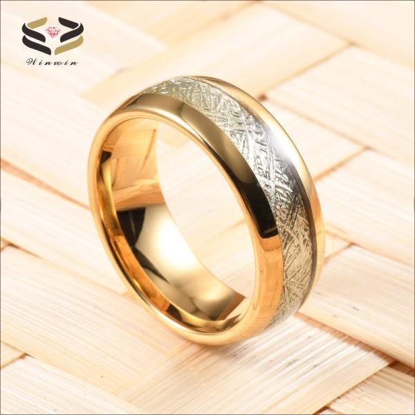 Une bague en carbure de tungstène d'or de 8 mm avec une incrustation de météorite