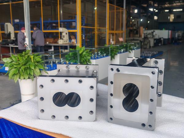 Corps de la machine d'extrusion à vis jumelées en plastique avec système de refroidissement, corps ouvert
