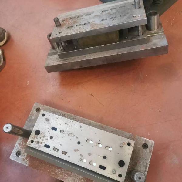 Máquina de fabricación de bandejas de cable sin esfuerzo / máquina de perforar bandejas de cable para paneles