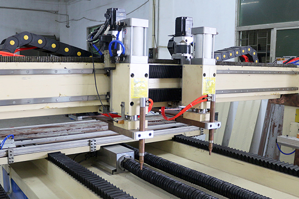 CNC автоматическая мобильная двухголовая многоголовая сварочная машина для дверной панели