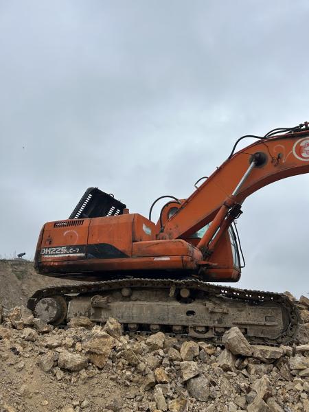 Hot 25 Ton Excavator Digger Used Excavators Doosan 225 Excavator Original Excavator For Sale