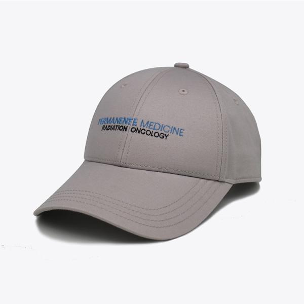 La gorra de béisbol blanca del panel del algodón 6 reforzó costuras con el logotipo de encargo del bordado