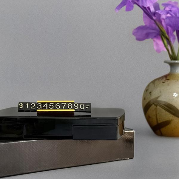 Ценные значки на золото с металлической основой и пластиковыми буквами