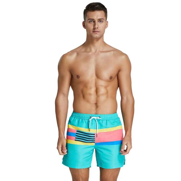 Носка пляжа людей лета замыкает накоротко купальные костюмы случайных людей брюк короткие