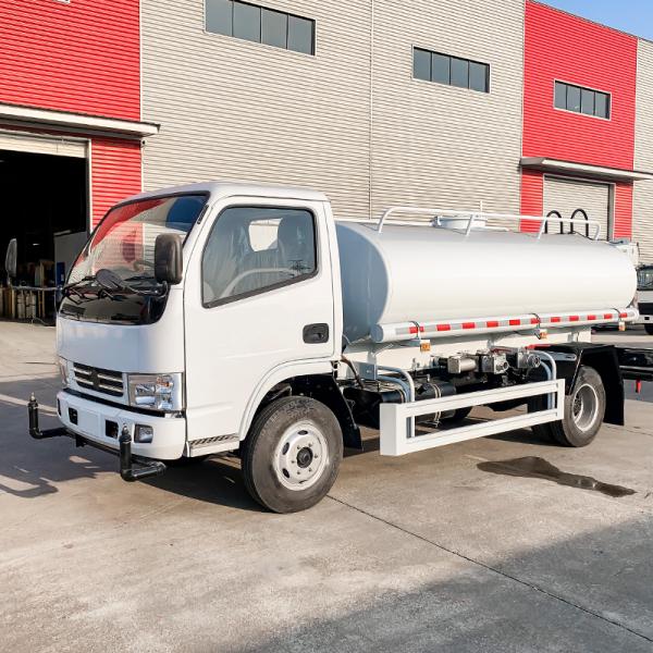 Camion de 4*2 5000 litres à jet d'eau bon marché avec conducteur à droite et moniteur diesel