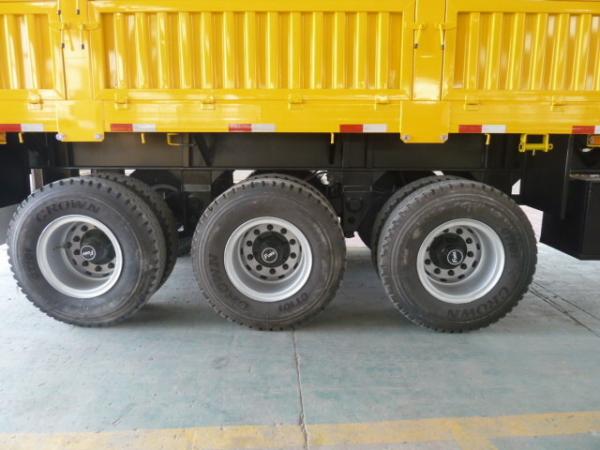 Tri Axles Lowbed Semi Trailer with Ladder Side Wall and 28 Ton Two Speed Landing Gear