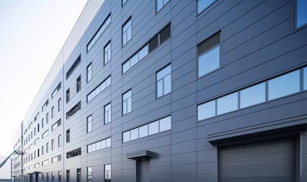 Moderno edificio de taller con estructura de acero prefabricada con panel sándwich y cortina de vidrio