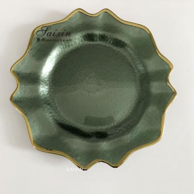Placas de carregador de vidro verde com ornamentação de casamento de borda de ouro