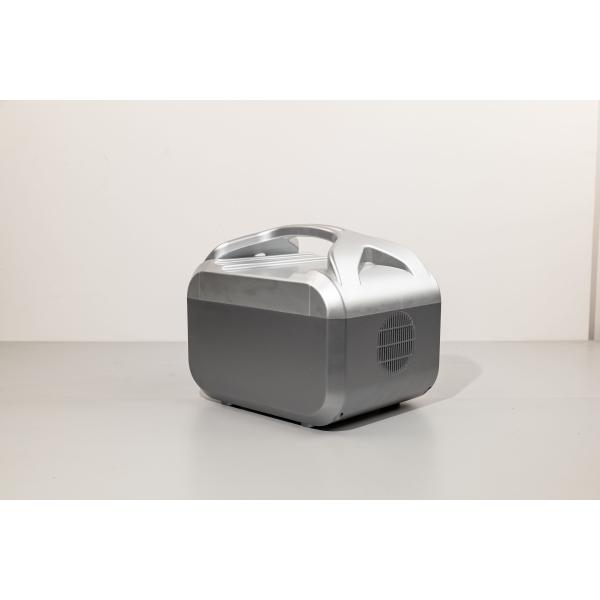 UL / CE одобренный 576Wh AC выходная мощность быстрая зарядка в течение 3 часов портативная солнечная электростанция с светодиодным освещением для RV