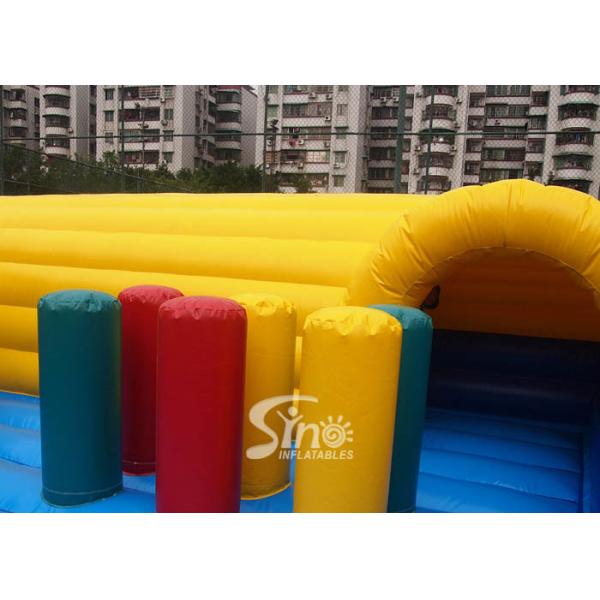 Гигант мира моря н на открытом воздухе ребенк взрослый взбираясь раздувной город потехи с скольжением тоннеля для детей и взрослых