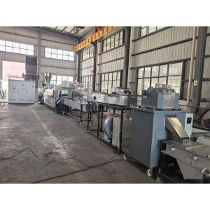 Machine révolutionnaire de recyclage et de granulation de flocons de HDPE / matériaux rigides pour panneaux électriques avec refroidissement forcé