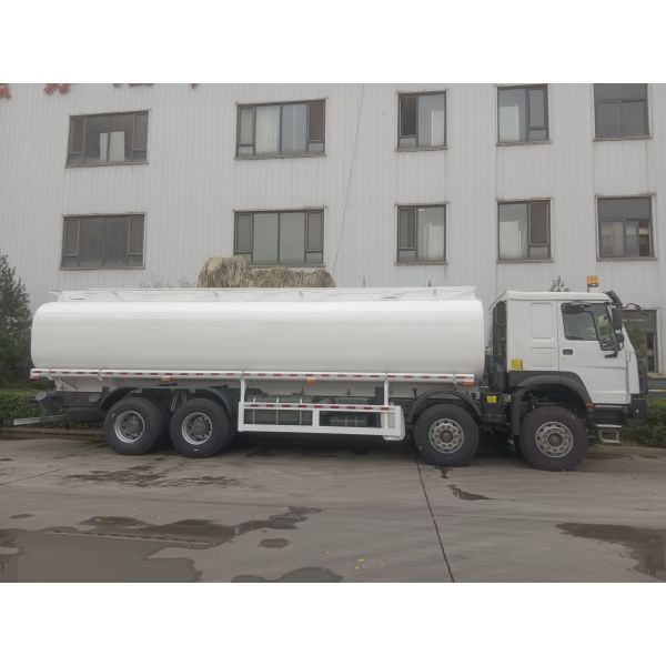 SINOTRUK HOWO Red 371HP 8×4 12Wheels High Capacity Oil Tank Truck 30CBM