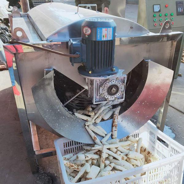 Machine à éplucher et à laver le manioc avec un taux d'épluchage élevé et une efficacité rapide