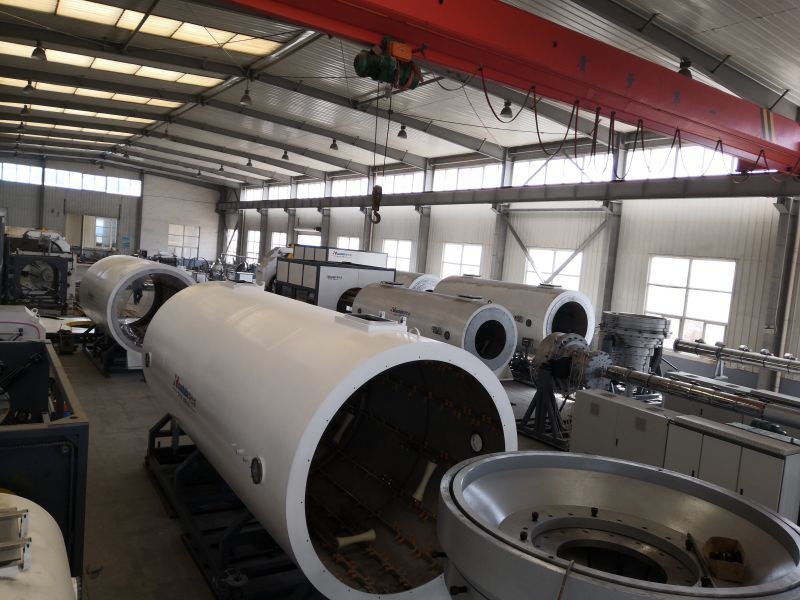 110-600мм ПУ пенообразование предварительно изолированные трубы HDPE Jacket трубы Производственная линия