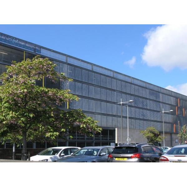 Кинетический фасад пошатывает как волна в ветреном дне для украшать музей и торговый центр