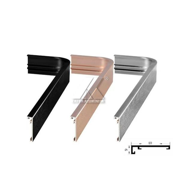 El aluminio de los muebles del marco del espejo perfila los accesorios de la barbería