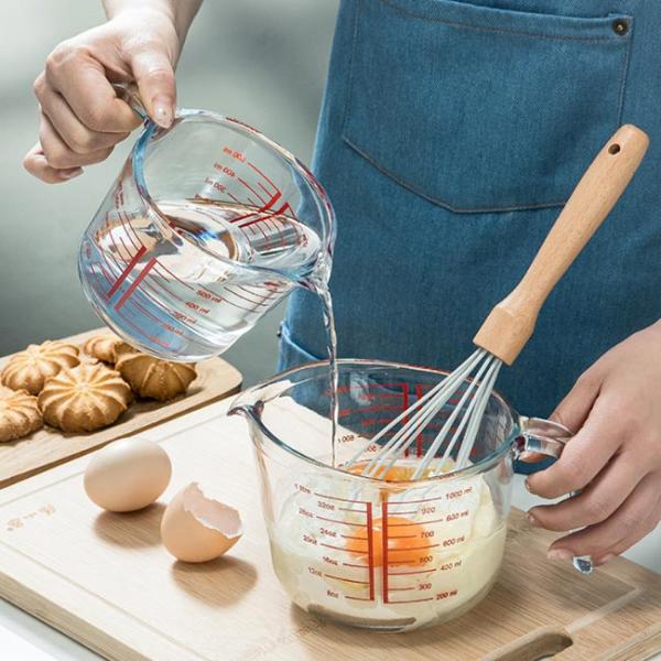 Чашка кухни печь стеклянная измеряя с красными графиками микроволной и печью