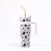 Une tasse réutilisable de 40 oz pour les voyages en voiture.