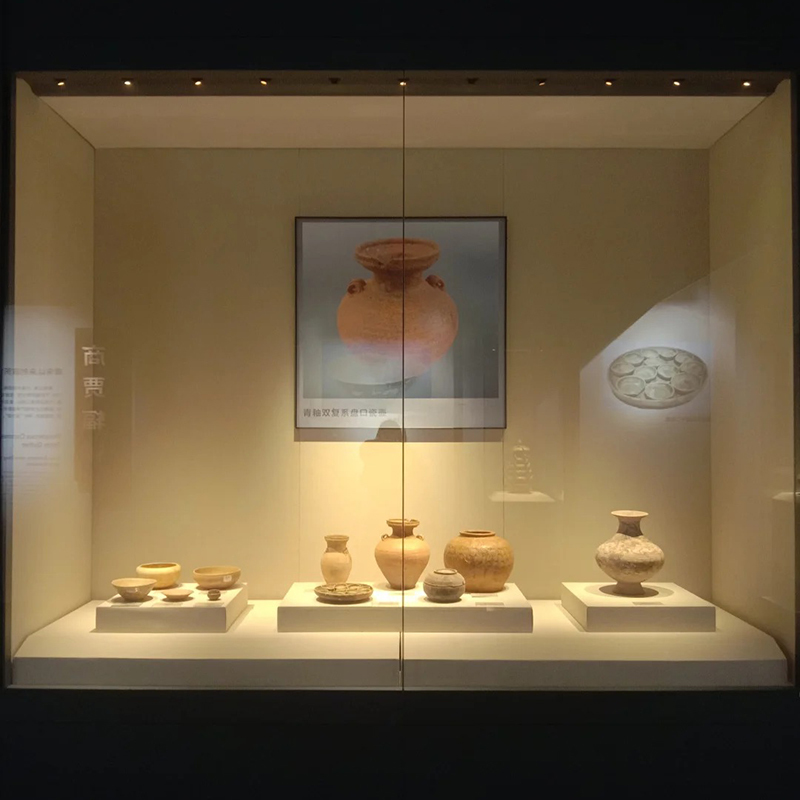 Museum Wall Vitrine with Anti-UV Low-Iron Glass and Sealed Dust-Proof Cabinet for Multi-Height Pottery Display