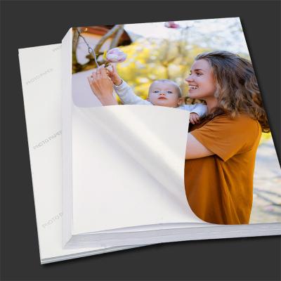 Branco brilhante lustroso autoadesivo impermeável do papel A4 135gsm de RC