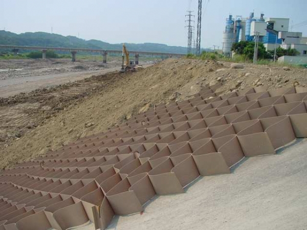 Чёрный пластмассовый геоэлемент HDPE для контроля эрозии и стабилизации почвы в строительстве