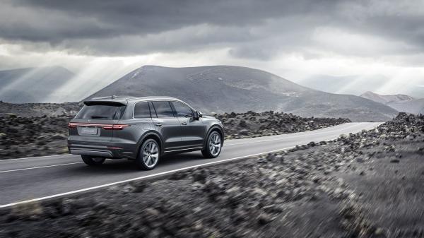 220km/h Plug In Hybrid SUV 700Km Range Four Screens Six Seater Electric Car