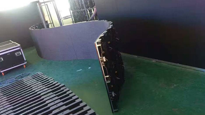 P3.91 3840Hz Наружный арендный светодиодный дисплей полный цветный экран Кривой шкаф 500x500 мм