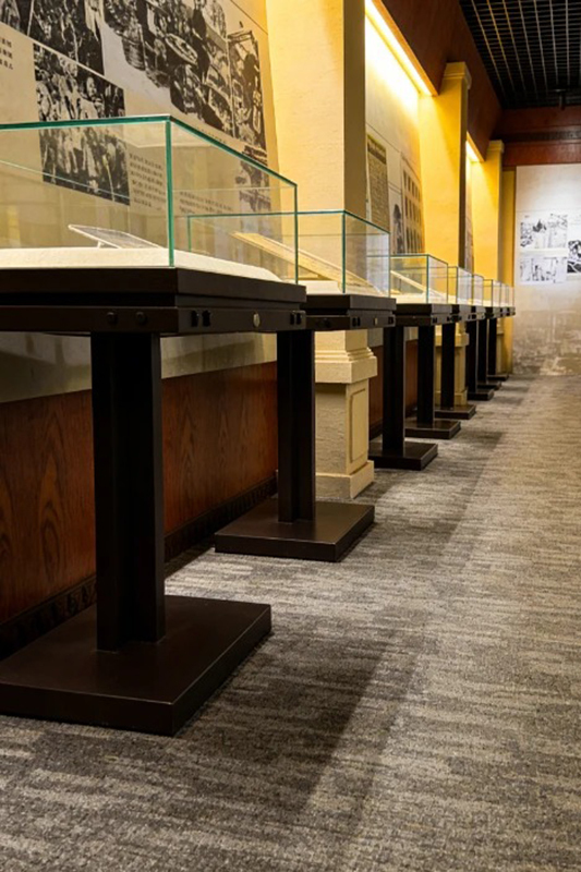 Museum Table Vitrine with Gas-Strut Lift-Up Mechanism and Anti-Glare Low-Iron Glass for Soft Fabric-Lined Display