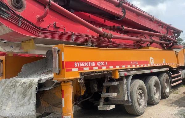 Pompes montées sur un camion de 63 m Pompes à béton rouges pour les grands projets de construction