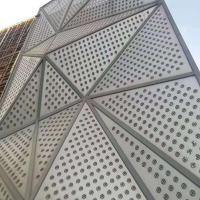 Composition de panneaux creux en aluminium pour murs de rideau