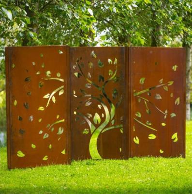 A imagem da árvore que resiste à tela de aço do jardim almofada para a decoração da casa
