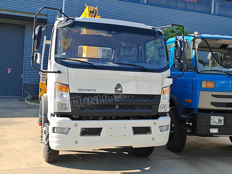 SINOTRUCK 4X2 6 колес грузовик с краном грузовик с монтированным краном для продажи