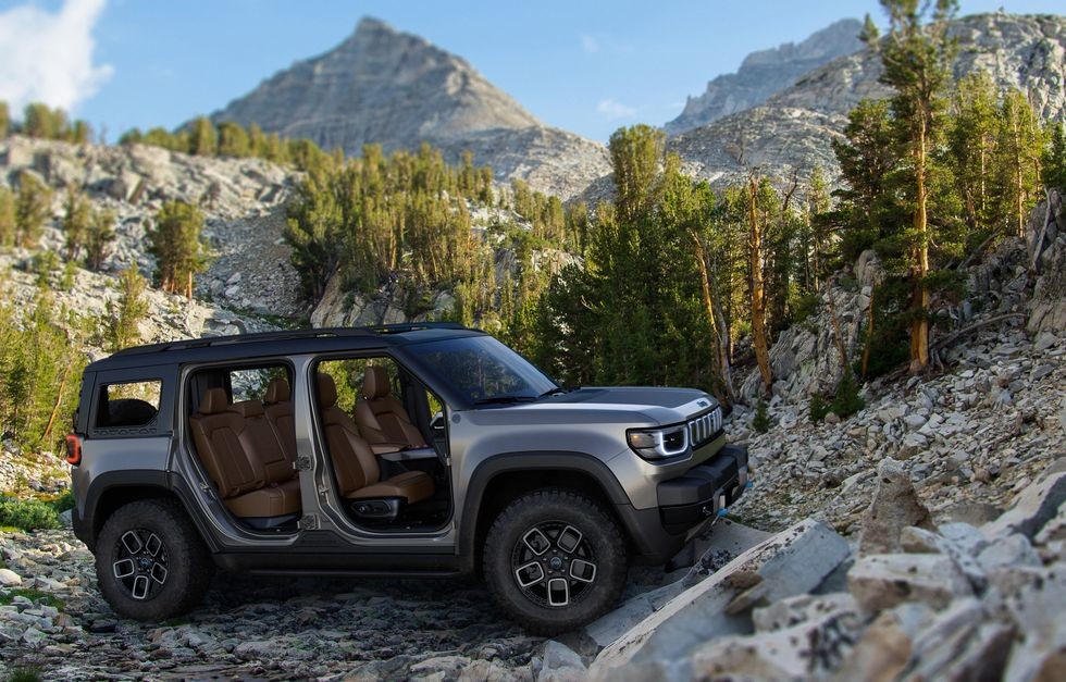 Предстоящий полностью электрический внедорожник 2024 Jeep Recon EV со складной крышей с удалением дверей и скалами